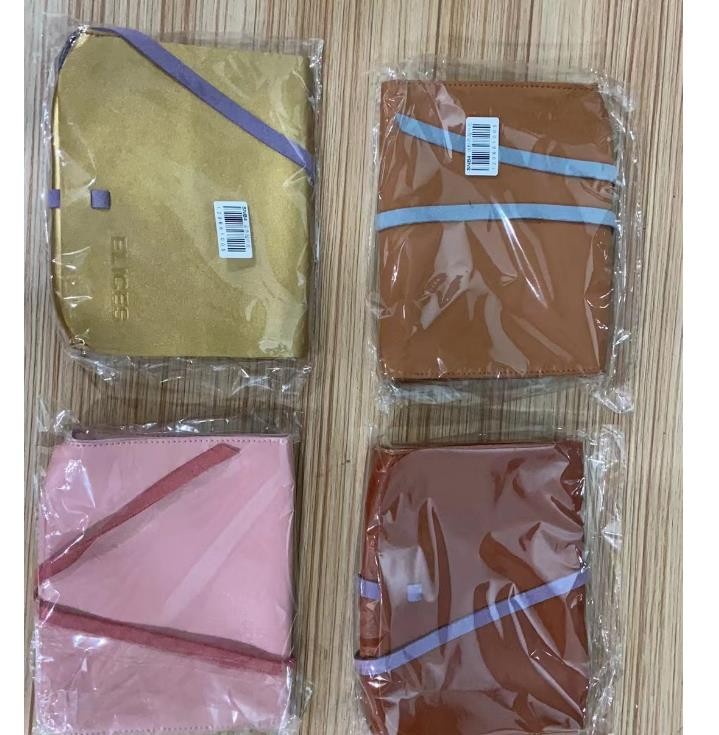 免费随机送一个皮制小收纳包